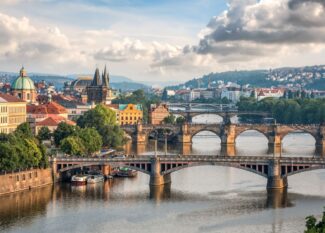 Praga, Republika Czeska - 26 maja 2016 r: Widok z lotu ptaka na praskie mosty wieczorem. W Pradze znajduje się łącznie 17 mostów nad Wełtawą.