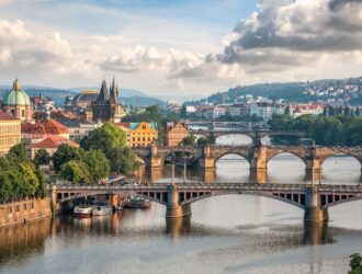 Praga, Republika Czeska - 26 maja 2016 r: Widok z lotu ptaka na praskie mosty wieczorem. W Pradze znajduje się łącznie 17 mostów nad Wełtawą.