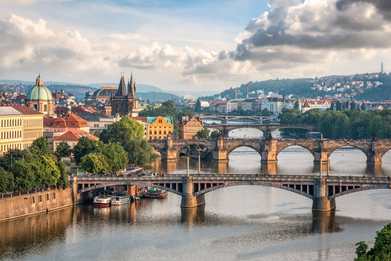 Praga, Republika Czeska - 26 maja 2016 r: Widok z lotu ptaka na praskie mosty wieczorem. W Pradze znajduje się łącznie 17 mostów nad Wełtawą.