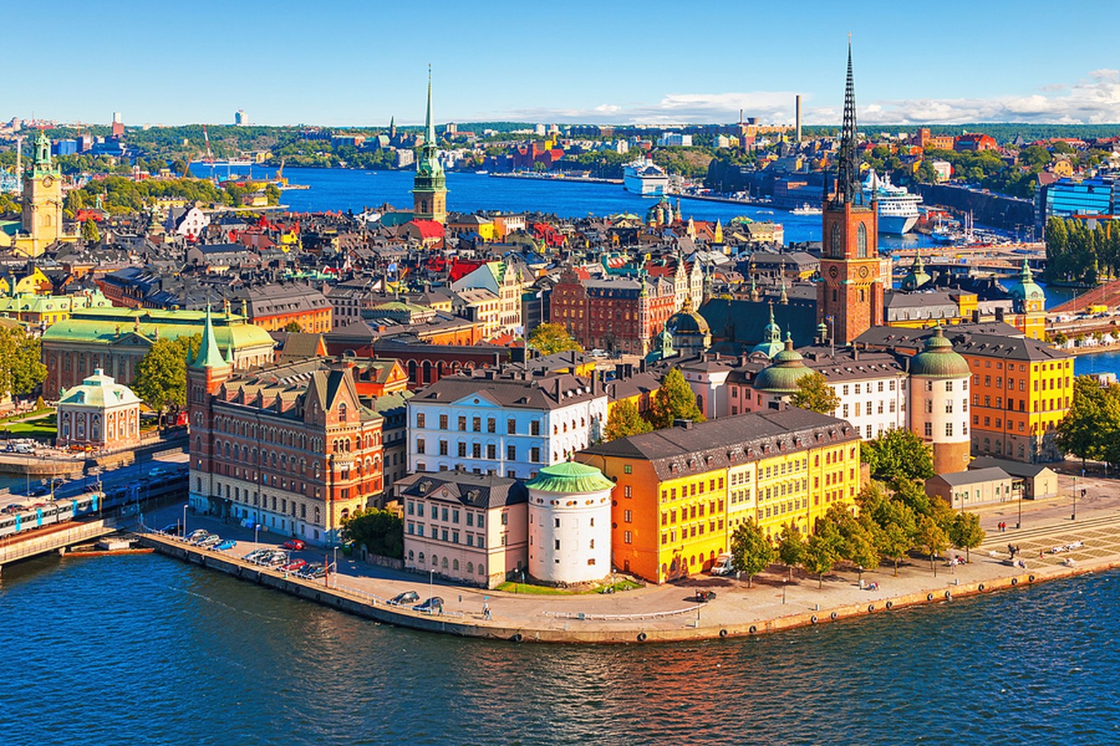 Malownicza letnia panorama z lotu ptaka Starego Miasta (Gamla Stan) w Sztokholmie, Szwecja