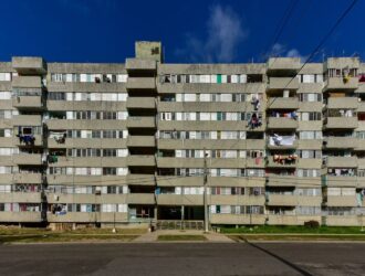 Budynek w dzielnicy Alamar we wschodniej części Hawany na Kubie. Dzielnica ta to głównie budownictwo prefabrykowane w stylu sowieckim.