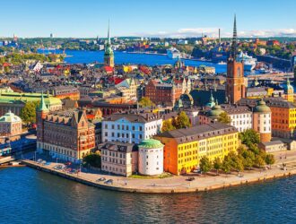 Malownicza letnia panorama z lotu ptaka Starego Miasta (Gamla Stan) w Sztokholmie, Szwecja