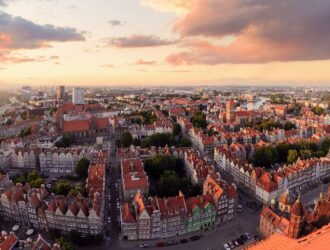 Panorama starego miasta w Gdańsku podczas zachodu słońca w Polsce w Europie.