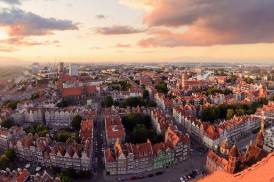 Panorama starego miasta w Gdańsku podczas zachodu słońca w Polsce w Europie.