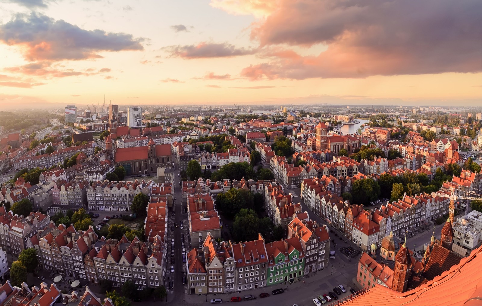 Panorama starego miasta w Gdańsku podczas zachodu słońca w Polsce w Europie.